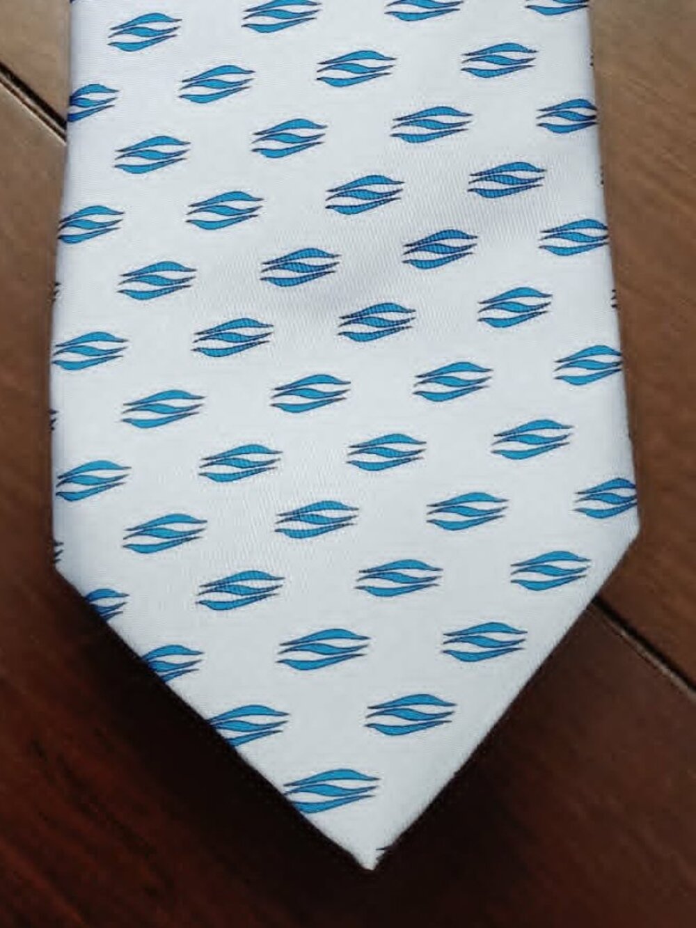 Vineyard Vines Sky Blue tie with Graphic